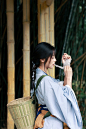 凌波不过横塘路。但目送、芳尘去。锦瑟华所谁与度。月桥花院，琐窗朱户。只有春知处。
