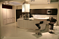 现代简约风格半开放式厨房装修效果图 厨房吧台装修设计图片 