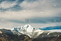 北欧风景如画，雪景孤独的山峰在挪威美丽的风景风景壁纸背景自然空间
