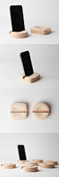 来自曼谷设计品牌Pana Objects的Sila手机底座，灵感来自木材表面的肌理，源自自然的曲线。