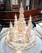 家族蛋糕企业Le Novelle Cake推出了一系列童话城堡蛋糕，这些极致奢华的9层婚礼蛋糕有高达7米，和迪士尼电影中的童话城堡别无二致，除了灰姑娘的城堡，还有《冰雪奇缘》里艾莎公主的冰雕城堡，塔楼、廊柱和露天阳台一应俱全，极致奢华梦幻浪漫。这些婚礼蛋糕每个售价为4000英镑起，最贵的一个有100个钻石，售价为40万英镑。最大的蛋糕需要5辆卡车运输。要8个小时才能组装完成。1b750001ad5a132f73e0 (783×973)