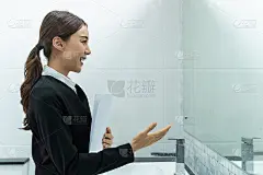 亚洲求职者在家对着镜子准备面试。有魅力的美女和人事经理一起等待应聘，用简历练习说话。
