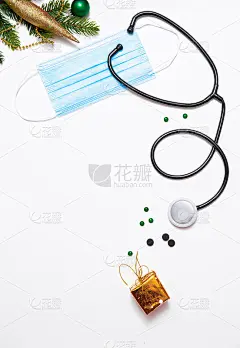 医用听诊器，医用口罩，礼盒，圣诞装饰品，白色背景药丸。复制空间，医药贺卡，俯视图