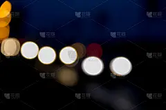 夜景模糊了车灯