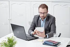 年轻的专业人士坐在办公室的办公桌前