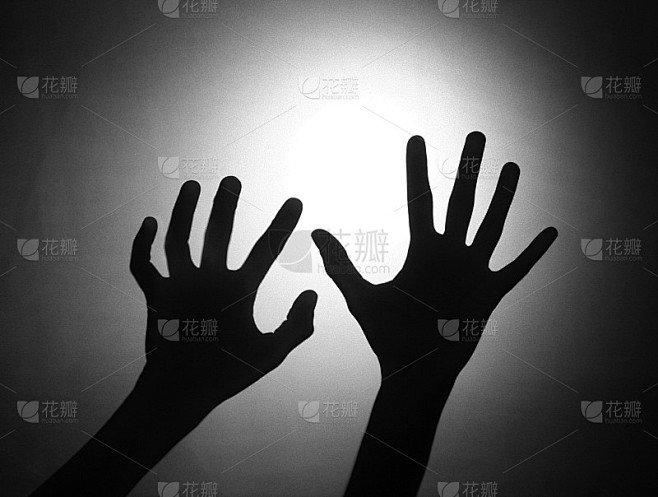 两只手的剪影