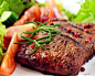 【DIY煎牛排】1.腌料用水搅匀成略稠状,牛排放腌汁中;2.鸡翅同理;3.牛排和鸡翅入保鲜盒,腌汁淋上去盖盖后冷藏腌制一天;4.第二天取出,热锅放#橄榄油# ,煎牛排煎鸡翅,煎好一面再翻面;5.切半个洋葱,放锅中稍煎;6.最后起锅,将洋葱垫在盘子上,放上牛排和鸡翅。