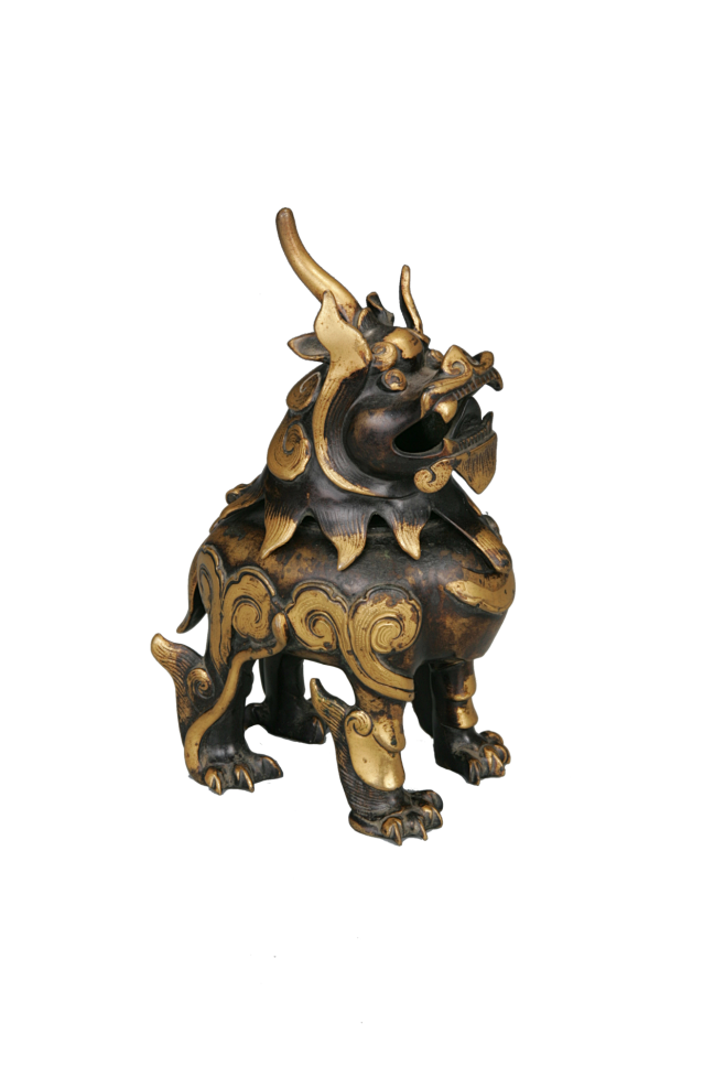 明铜鎏金獬豸香薰 此展品为明朝文物，长11.5cm，宽8.5cm，高17cm。取獬豸造型，器内中空，后背可打开以添香料；燃香时，袅袅青烟自口部 ...