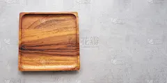 空木盘在灰色水泥桌子背景，横幅与复制空间，空白木托盘食品展示蒙太奇，模板，模拟，俯视图，平铺