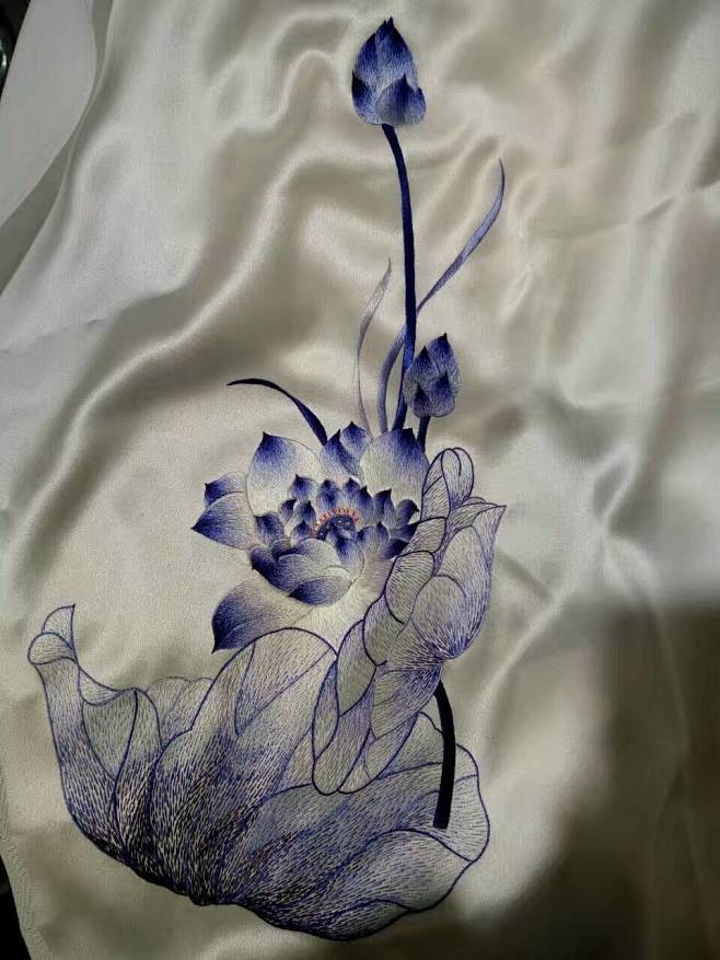 旗袍，青花瓷荷花#手工##刺绣#