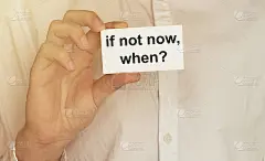 43、男人拿纸若不带文字，此时就上衬衫