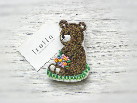森のくまさんの刺繍ブローチ : かわいい...