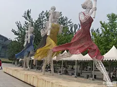 广场上很多卖凉帽的，花色很多，我问了问价钱，也不贵于是就买了一顶。顺着人流往前走...