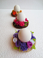 颜色鲜艳的不织布花朵蛋杯，在底环蛋杯座上装点了漂亮的不织布小花，可作为复活节节日的装饰品，真得美翻了。 #手工# #DIY# #布艺#