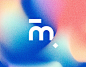 这可能包含：字母 m 放置在带有蓝色和粉色的抽象模糊背景上