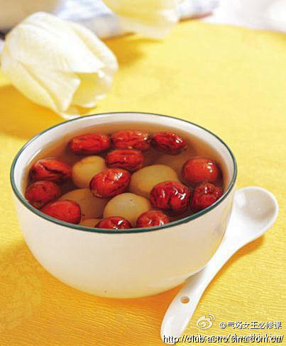 补气血食疗方法：

1.红枣10粒切...