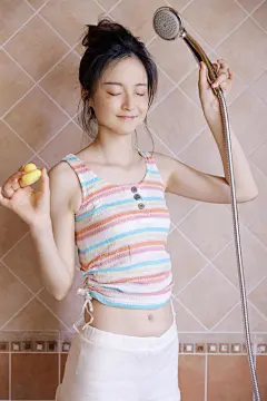 今生不语潇潇泪，敢把相思做爱囚_红尘 : 殇=伤 七律新韵 爱囚 一身孤寂红尘渡，半世飘零碧水流。 把酒江湖刀剑笑，题诗云海鬼神愁。 囚=秋 秋水横波, 欣闻生日明朝到， 晴儿窈窕，如玉佳人妙。 点绛唇 寄语晴…