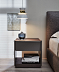 Modern lacquered bedside tables - 5050 - Molteni&C : 5050 - Modern bedside tables with gloss or lacqured surfaces alternated with wooden tops and Eco Skin trays. Drawers units with rigorous design!