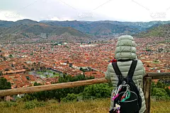 女游客从Sacsayhuaman城堡俯瞰库斯科市中心令人惊叹的美景，该城堡是联合国教科文组织在秘鲁的