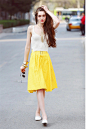 白色吊带搭配黄色半裙，夏天需要亮丽的颜色~