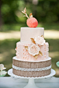 快选一个“美呆了”的婚礼蛋糕为你的大日子添色吧！+来自：婚礼时光——关注婚礼的一切，分享最美好的时光。#水果蛋糕# #裱花蛋糕# #蕾丝粗麻布#