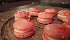 粉红色的马卡龙，上面撒着水晶糖