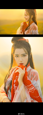 『巫山神女』

“情不敢至深，恐大梦一场。
        卦不敢算尽，畏天道无常。”

—————————————————————
——“传闻巫山有位神女，不喜珠钗，不擅打扮。
               喜穿一身红裙，撑一把罗伞。
         她出现时，漫天黄光，遍野生烟。
         她生的极为美艳，眉如远山，明眸善睐。
         你若是遇见了她，
         她不仅不躲，反倒是会对你笑上一笑。
         你若擅画，
         她还会请你下回带上纸笔，替她