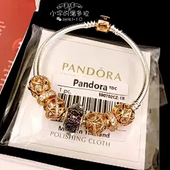 潘多拉·玫瑰金系列蛇骨手链。左右对称的无限光芒、密镶灵感启示、镂空银河，夹着紫色银线琉璃珠，我觉得这一串适合霸道总裁送给他的小甜甜呢（捂嘴笑）。 #优雅#