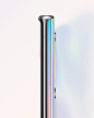 从无按钮一侧看到的莫奈彩 Galaxy Note10+ 5G的特写，展示其纤薄精致的设计