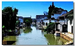 小桥流水 古镇南浔
 百间楼是至今为止保存得最为完整，并留有传统风貌的沿河居民群落，全长400余米,以门面百五十四，距今已有400多年历史。百间楼位南浔古镇东北侧，沿老运河东、西两岸建造。顿河道蜿蜒逶迤，有石桥相连。