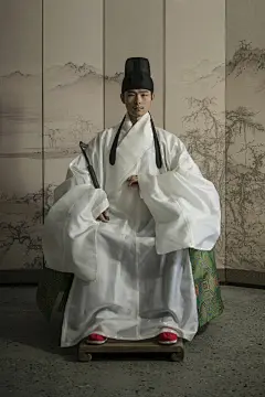 道袍，盛行于晚明的士人便服款式，其主要特点为两侧开衩并接缀内摆，气质潇洒，为文人士大夫所钟爱，僧道亦可穿着。&lt;br/&gt;       本款素白真丝横罗大袖道袍，选用五梭横罗，质地轻薄疏透，软硬适中，适宜夏日使用。&lt;br/&gt;#鱼汤# #传统服饰# &lt;br/&gt;O素白大袖道袍 · 定制链接 ​​​​