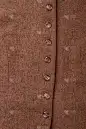 棕色毛料衣服上的纽扣。_5151816842