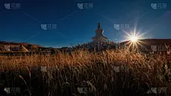 万里无云的西藏白塔建筑