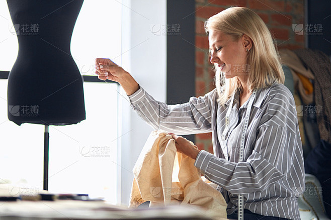 积极的金发裁缝修补衣服