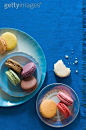 在上面,杏仁,饼干,Bitten牌服饰,曲奇_gic7555436_Colorful Macaroons on Plates; From Above; One with a Bite Taken Out_创意图片_Getty Images China