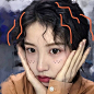 我不看月亮 <br/>也不说想你 <br/>这样 <br/>月亮和你 <br/>都蒙在鼓里