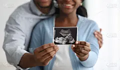 黑人夫妇手握婴儿超声波图的特写