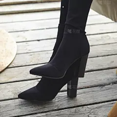 服饰系列实景模特穿着黑色尖头粗跟高跟鞋场景图YTXS_97484鞋子_19_2