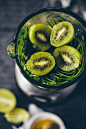 Refreshing green smoothie喜欢这个色调的食物摄影
