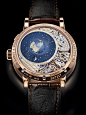 朗格 “Terraluna”腕表的故事 : 有些钟表的魅力长达数个世纪，延绵不断。由德累斯顿表匠约翰·海因里希·赛菲尔特（Johann Heinrich Seyffert）在1807年制作的精密定时器（编号93）便是其中之一。其独特的整时器表盘更成为RICHARD LANGE PERPETUAL CALENDAR Terraluna的设计蓝本