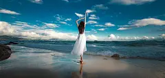 写给海洋 唯美海边沙滩 白色裙子美女舞蹈桌面壁纸-桌面背景图片-高清壁纸下载-彼岸桌面