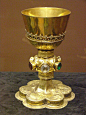 圣杯，源自耶稣在最后的晚餐中用来装红酒的器皿，在基督教举行的圣餐仪式中，用来盛装圣酒，黄金打造的高脚杯象征家庭和传统。根据基督教的分支不同，圣杯的设计也相应不同。天主教的圣杯造型多为郁金香式的细长型，东正教的圣杯雕刻有十字架的纹饰。