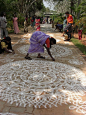 印度的kolam艺术，它是印度南部 TamilNadu 邦最具代表性的民间艺术之一。妇女们清晨在自家门前，用米磨成的粉画上花鸟星辰万物等精美吉祥的图案，并在图案上撒上新收成的米粒，表现祈福和欢迎访客的含意。