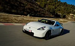 日产370Z Nismo白色拉风跑车桌面壁纸 1920x1200