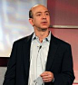 杰夫·贝佐斯（Jeff Bezos）亚马逊集团董事会主席兼CEO
创办了全球最大的网上书店Amazon（亚马逊），并成为经营最成功的电子商务网站之一，引领时代潮流。更可贵的是，随着互联网泡沫破灭，面对“破产”的批评，不畏艰辛，在保持持续增长的情况，步步走向盈利，重新树立起电子商务的信心。贝佐斯依然是全球电子商务的第一象征。1999年当选《时代》周刊年度人物。