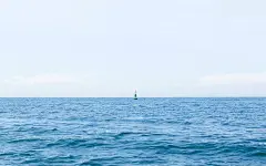 清新蔚蓝大海简洁风景桌面壁纸