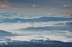 在斯洛伐克，蓝山的山脊和朦胧的山谷里的雪原