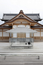 日本设计师吉岡德仁于京都所建玻璃茶室「光庵」，茶室由全透明玻璃构筑，自然光芒透过天花板设置的菱镜玻璃，形成一道道能让人能捧在手心里的虹彩。吉岡德仁希望透过「光庵」，呈现人与自然共存的和谐关系，让人们了解茶道思想中”共生“概念。