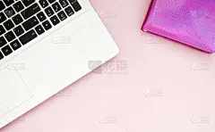 黑白笔记本键盘，粉色记事本，粉色背景。副本的空间。平的。前视图。