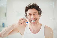 注视镜头,青年男人,40到44岁,牙刷,背心,正面视角,休闲活动,水平画幅,美人,家庭生活